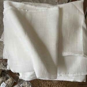 16-White cloth napkins